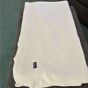 Patagonia extra large fleece blanket